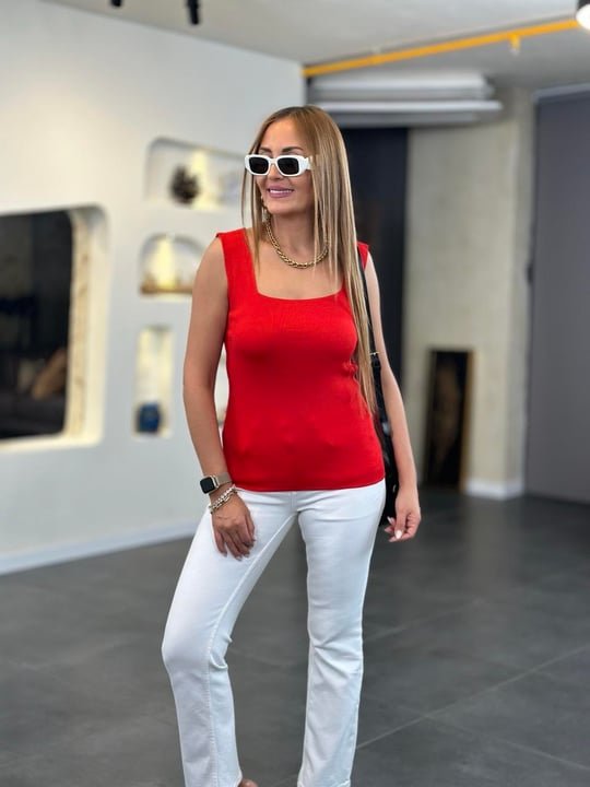 Kare Yaka Kalın Askılı Beyaz Triko Bluz